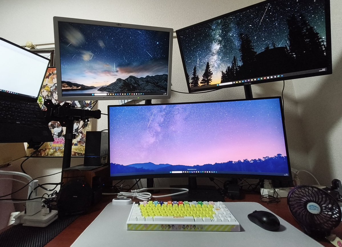 star_TF's tweet photo. 家の仕事スペースをレベルアップ（曲面ワイドディスプレイ導入+高めのディスプレイアームで既存ディスプレイを上に持ってった） https://t.co/Xd3choC45q