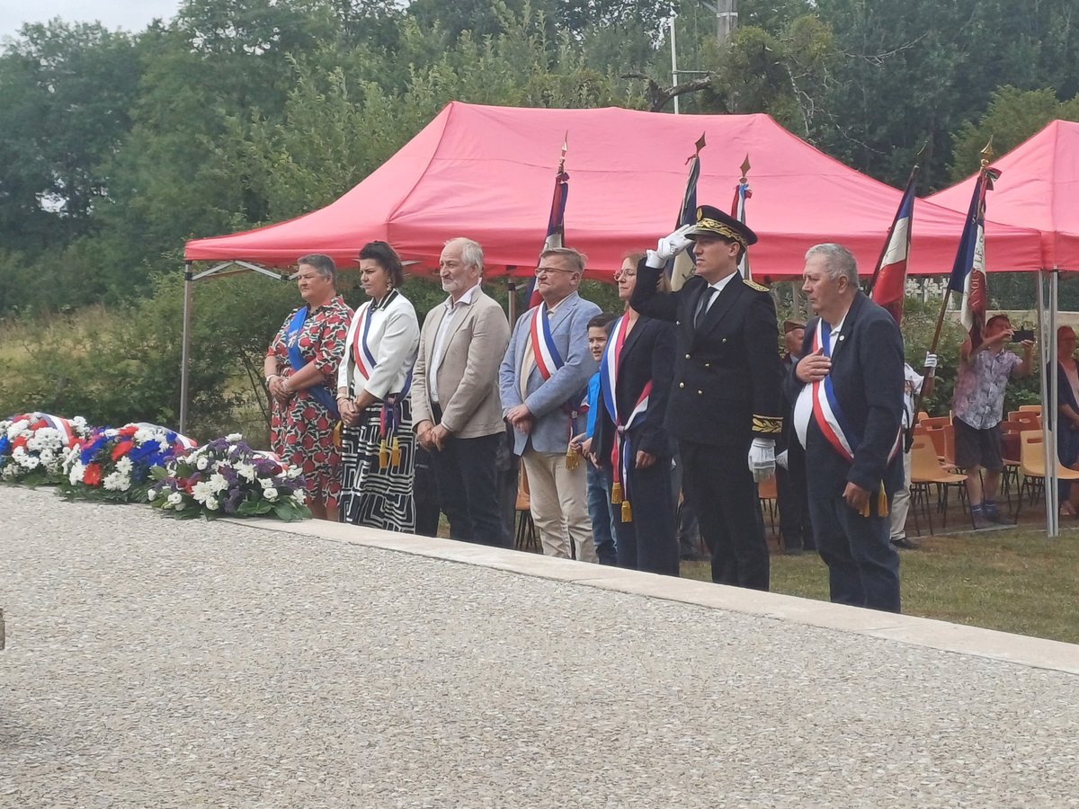 Prefet51's tweet photo. Mémoire et Hommage aux combattants de la Gruerie

Ce dimanche matin, Thomas Montbabut, sous-préfet, directeur de cabinet du préfet de la Marne, a présidé la cérémonie commémorative à l’Ossuaire de Vienne-le-Château, aux côtés de Dominique Schneider, maire de Vienne-le-Château, de la députée Lise Magnier, des élus d’Argonne, des anciens combattants et des élèves de la commune.

Au cœur du « bois de la tuerie », la mémoire de ces combats reste intacte. Cent ans après les combats de la Grande Guerre, honorer le sacrifice de ces milliers de soldats est un devoir et un nécessité face aux défis contemporains. Cette mémoire commune, portée aujourd'hui par la fraternité franco-allemande, rappelle la valeur inestimable de la paix européenne, désormais inscrite au patrimoine mondial @UNESCO 

La commémoration s'est clôturée par un dépôt de gerbes solennel à l’Ossuaire et au Monument de la Division aux loups, au son de la fanfare municipale. 🇫🇷🇪🇺

#Mémoire #Histoire #Argonne #VienneLeChateau #Marne #UNESCO