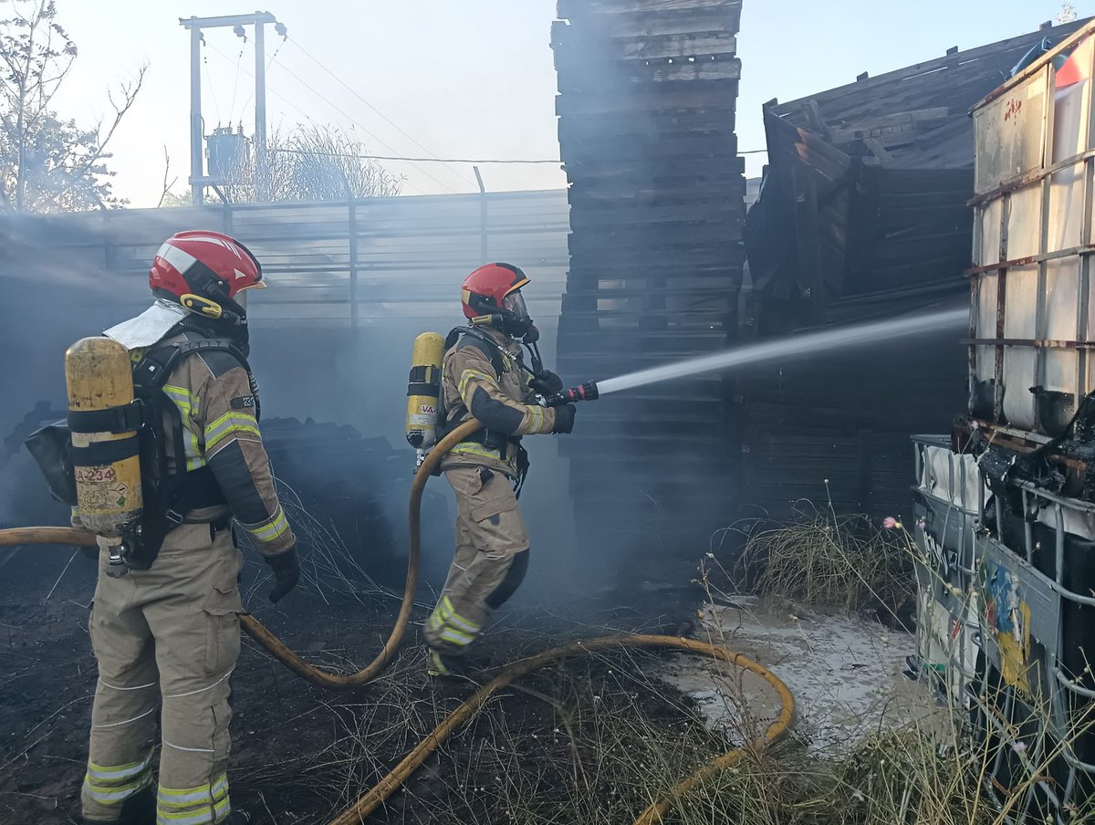 BomberosVLL's tweet photo. Intervinimos  en un incendio de rápida e imprevista evolución, originado en una empresa de reciclaje de palets de madera. https://t.co/Xuwxtn5zpn
