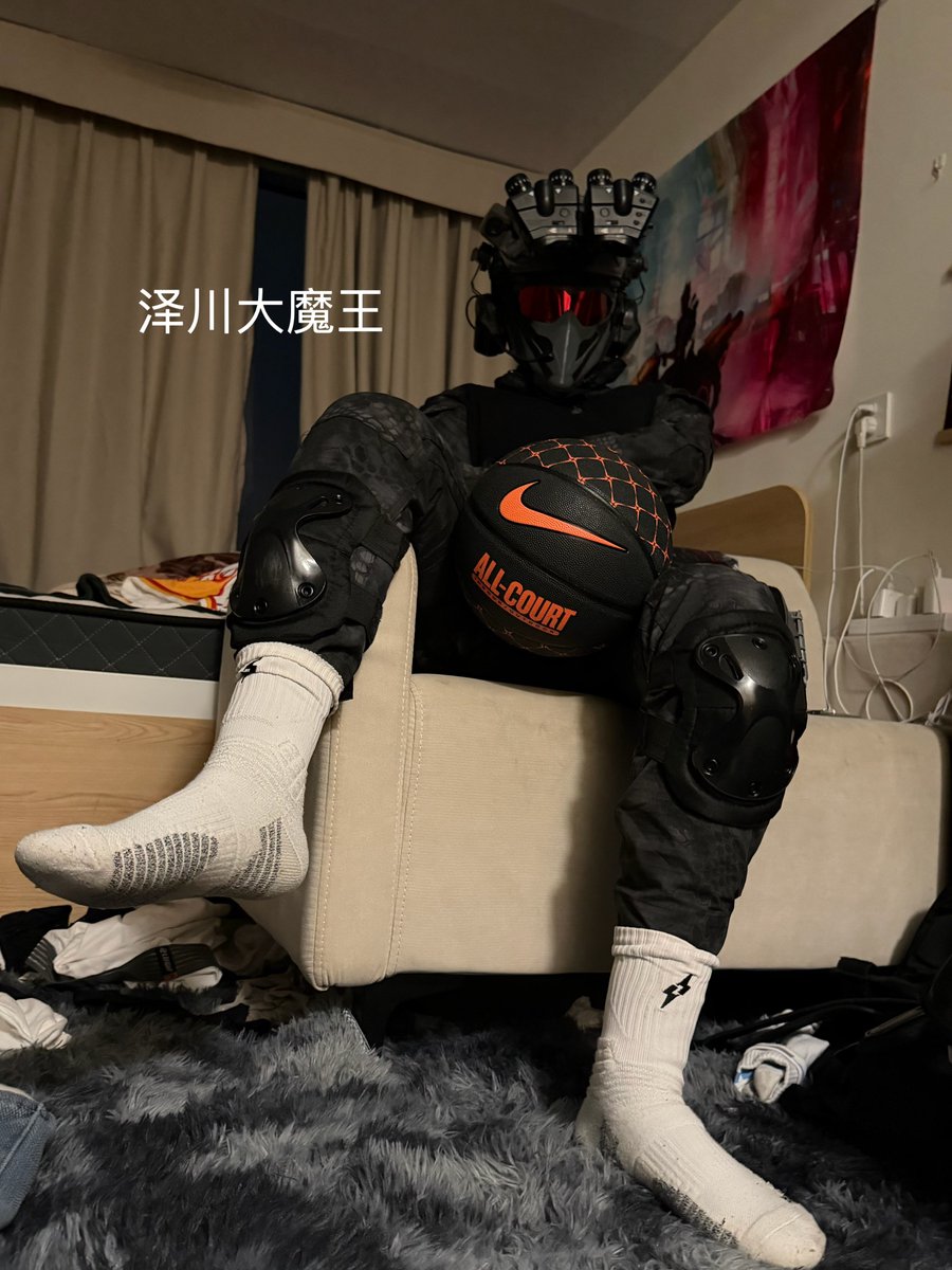 MuhammadFa44029's tweet photo. 能否想到威龙老大的军靴之内，是45码浸透汗渍的白袜大🦶 https://t.co/xR26k558wA