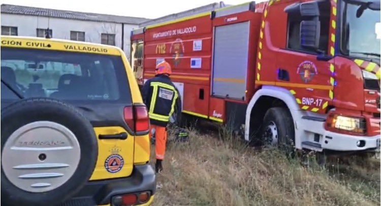 BomberosVLL's tweet photo. Reconocer el esfuerzo,  y profesionalidad de los compañeros que participaron en una intervención especialmente compleja. Agradecimientos a @PoliciaMV @112cyl @policia medios de extinción de la JCyL y especialmente a @apcvalladolid por su disposición y ayuda en tareas logísticas https://t.co/Jp35SOy2zj