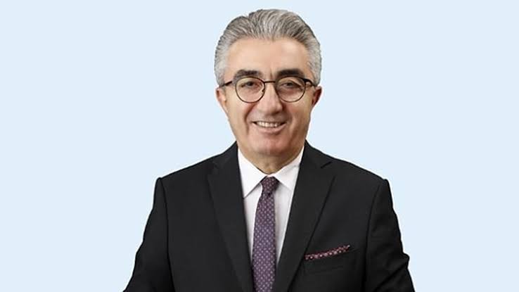Yenilikhaber1's tweet photo. Hasan Mutlu tutuklanmadan önce kendisine parti geçiş teklifi yapıldığını açıkladı:

Tutuklanmadan önce AKP ve MHP’den beni arayanlar oldu: “Sen iyi adamsın, sana komplo kuruluyor, gel geç AKP’ye, biz sana hami oluruz” dediler.

Bu kişileri asla deşifre etmedim; sadece bir kişinin telefon konuşması dinlemelere takılmış, ismi kollukta ve savcılıkta çıktı. Tutuklandıktan sonra da bazı haberler gönderenler, eşimle de çeşitli temas kuranlar oldu. 
Ancak ben asla irademi satmam, irademi satmam

( Cumhuriyet)