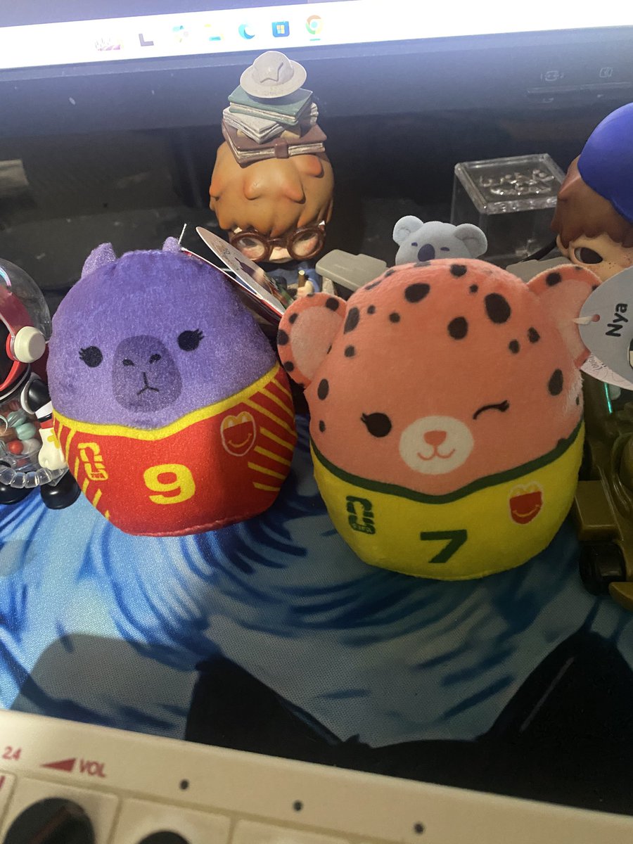 happyleo_'s tweet photo. Soooo who's gonna win #9 a very seme capybara or #7 the naughty leopard? https://t.co/IBSErh6Pfe