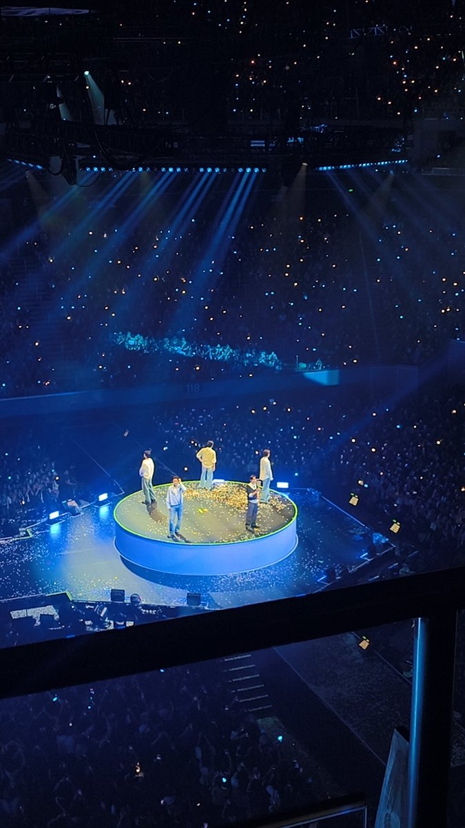 eriegomlyn's tweet photo. this is not just a dream, this is my reality.

i can't believe that i finally got to see the people who cured something in me that they've never even break

my first love in kpop, my safety pin, my beloved, my home, EXO.

i will never stop loving you, exo saranghaja yeongwonhi https://t.co/MRSjSOJYmv
