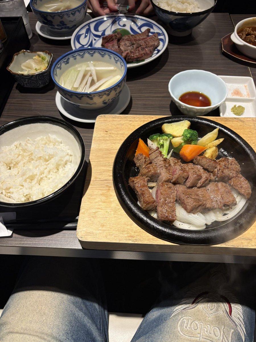 daifukuforever's tweet photo. いきなり神戸まで迎えに来いと
のんびり過ごすつもりが、いきなり神戸に召喚され神戸牛食べて帰ってきただけ😅
俺の日曜はどこ行った？
思いっきり高いの食ってやったw https://t.co/q0mSYunA2q