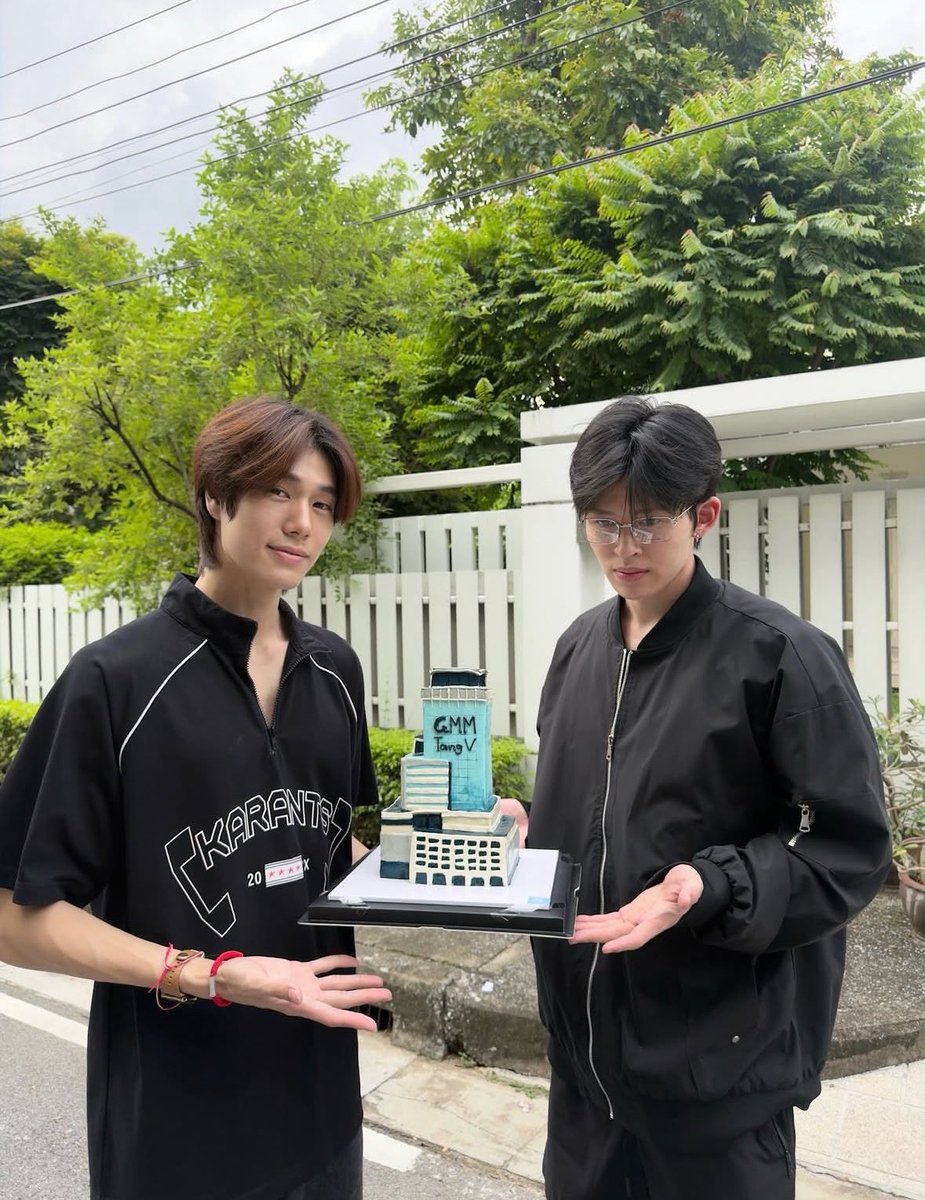 doublepjourney_'s tweet photo. ยะยะอย่าบอกนะ ว่าพี่งดรับงานมาส่งเค้กให้เจ้าของวันเกิดที่ยืนอยู่ข้าง ๆ 🫪🫠🤟🏻

(((มันจะคลั่งรักเกินอะดิพี่)))

OUR STAR PHUWIN 23rd

#23rdHoneyThePHUWINDay
#ปอนด์ภูวินทร์ #PondPhuwin https://t.co/LLKEh6D7Ts