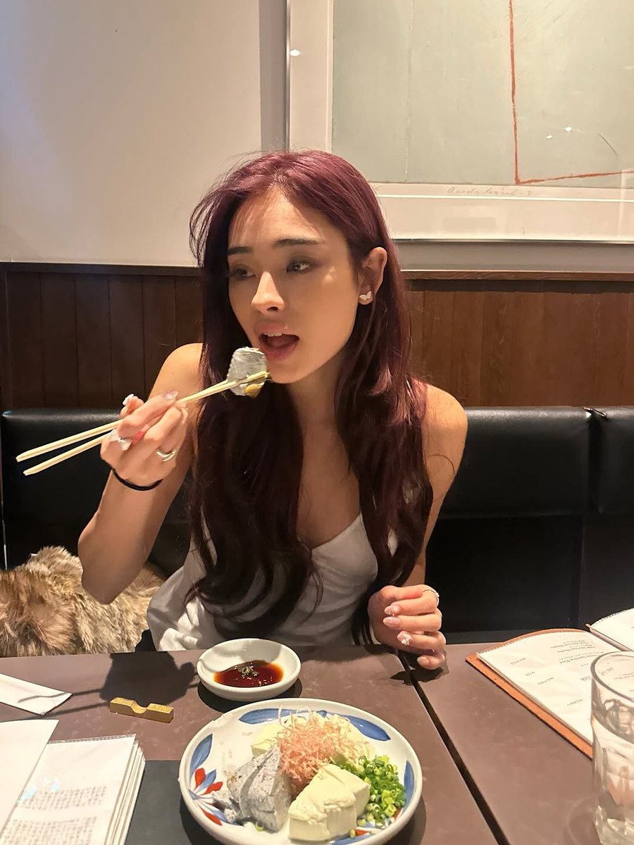 koolaidmittens's tweet photo. forever grateful that my mom insists on taking random pictures of me, even when i complain about it every single time ( im sowwwy mom. . ) 😋 https://t.co/d1VeHfNUDt