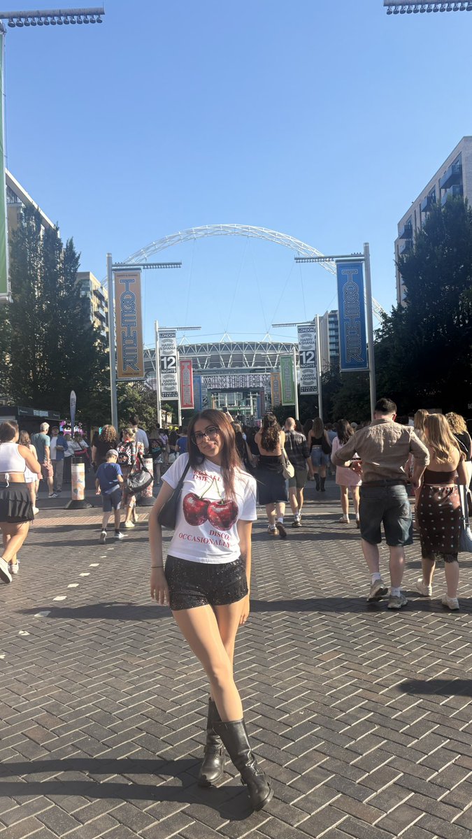 madhatterry's tweet photo. the first time was so nice, I had to do it twice #TogetherTogetherLondon https://t.co/Jek3O4pzAm