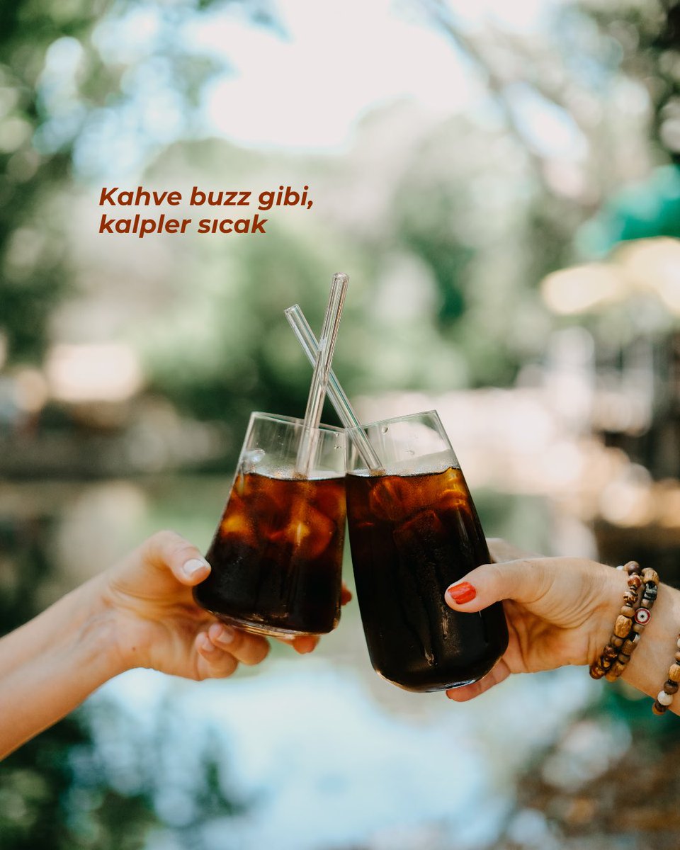 blend1601's tweet photo. Buzlu kahve mevsimi🧊☕️ 
Çok kolay tarif: filtre kahve demle. Soğusun,  buzdolabında muhafaza etmek iyi olur. Servis yaparken büyük bardağa en az üçte bir buz koy. Uzerine filtre kahveyi dök. Buzların sesini dinle ve yudumla. 
https://t.co/SACAivtQoK https://t.co/1HTlmbCEPd