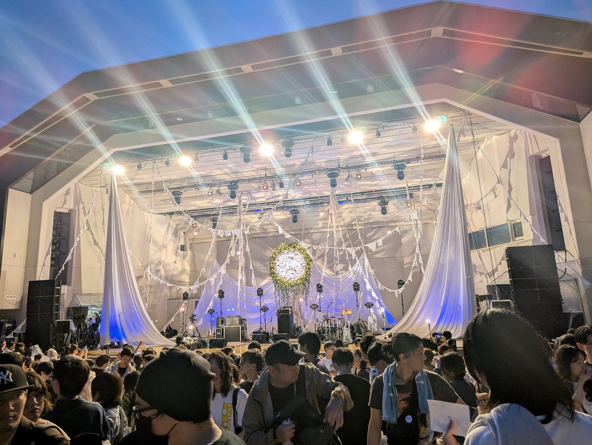 platina_jun's tweet photo. リーガルリリー見てきた。
オルタナティブで、グランジで、シューゲイザーだった。
あまりにも音が歪んでて、あまりにも轟音で、音源で聴く気になれないくらい凄い音のライブだった。
リッケンバッカーの最後の歌詞の「偽物のロックンロールさ。僕だけのロックンロールさ。」という歌詞がぶっ刺さった https://t.co/Hzfvj7zg2N