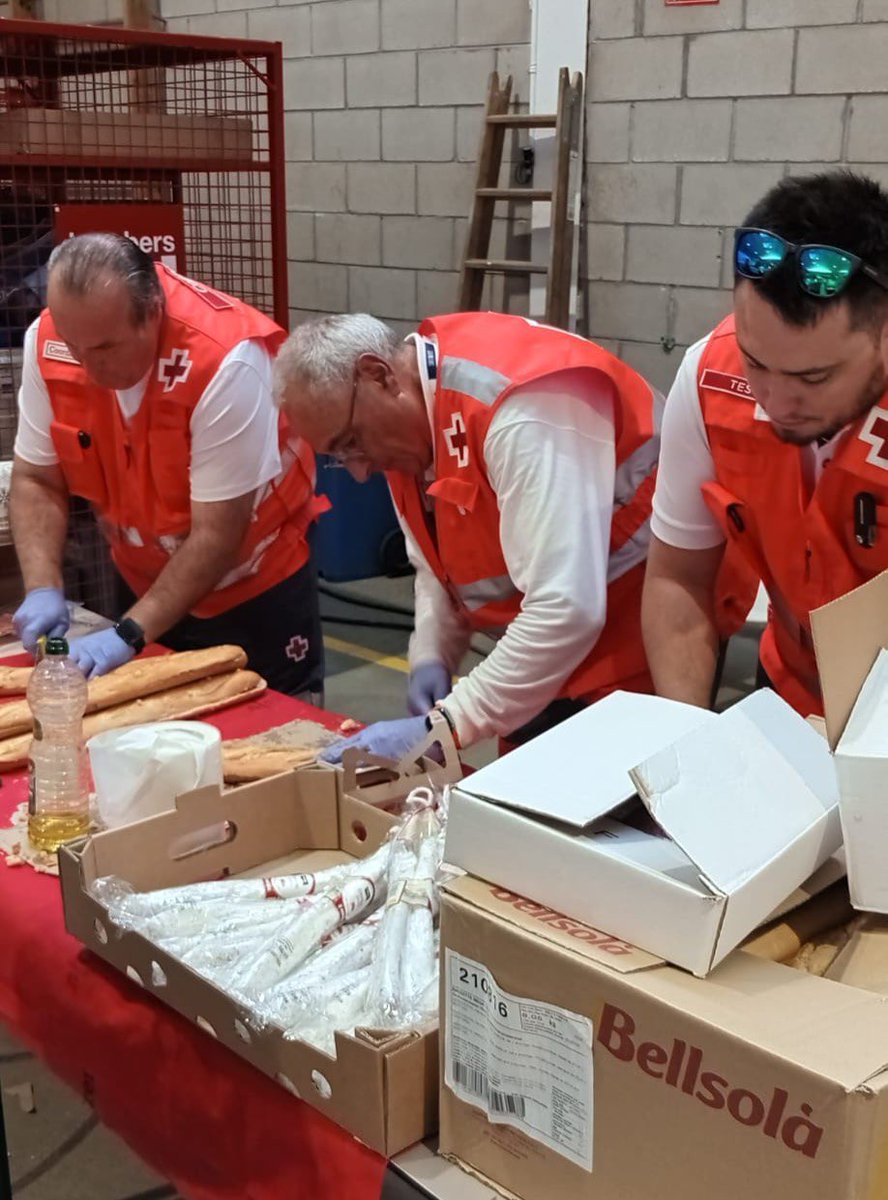 CreuRojaCAT's tweet photo. 🔴 Tot el cap de setmana activats per l’incendi de la Bisbal d’Empordà.

Més de 40 persones voluntàries i tècniques han atès les persones afectades, habilitant dos albergs a Santa Cristina d’Aro i Calonge, on han pernoctat més de 100 persones, i diversos punts d’avituallament. https://t.co/qpcSs0z6K0