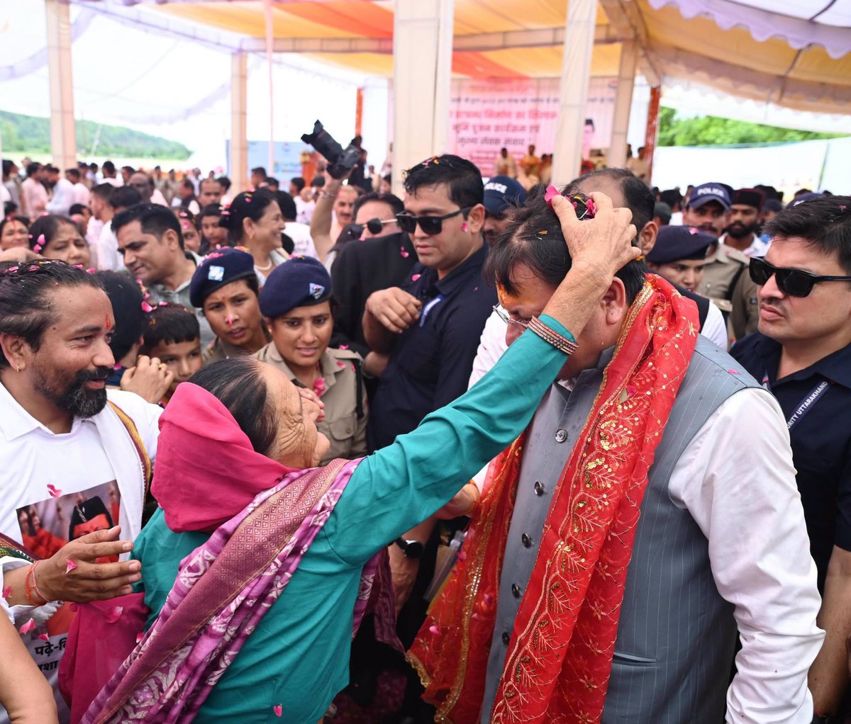 pushkardhami's tweet photo. टनकपुर, चम्पावत में ₹60 करोड़ से अधिक की लागत से निर्मित होने वाले शारदा तटबंध निर्माण कार्य तथा ₹5 करोड़ से अधिक की लागत से हुड्डी नदी पर बाढ़ सुरक्षात्मक कार्यों का शिलान्यास कर देवतुल्य जनता को संबोधित किया। इससे पूर्व सेवा पखवाड़ा के अंतर्गत लगाए गए विभिन्न स्टॉलों का अवलोकन कर जनकल्याणकारी गतिविधियों की जानकारी प्राप्त की। इस अवसर पर जनमानस द्वारा मिले आत्मीय स्वागत, अपार स्नेह और आशीर्वाद से अभिभूत हूं।
