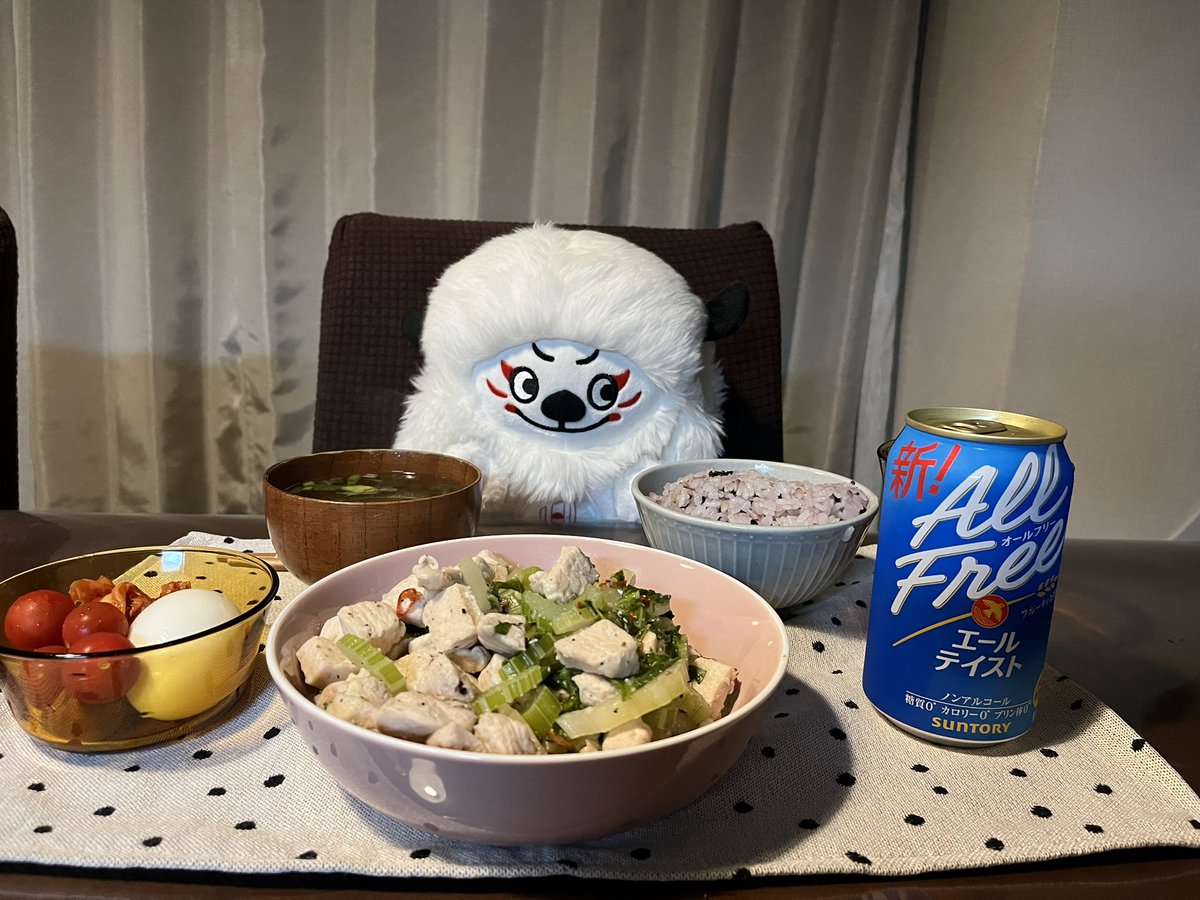 happitrp's tweet photo. ㊗️ラグビー🏉日本代表
僕)昨日は勝って良かったね！乾杯だね🍻ノンアルだけど😊
⚪️はーい、乾杯😊
#レンジー #うちのレンジー https://t.co/smTelMUv5x
