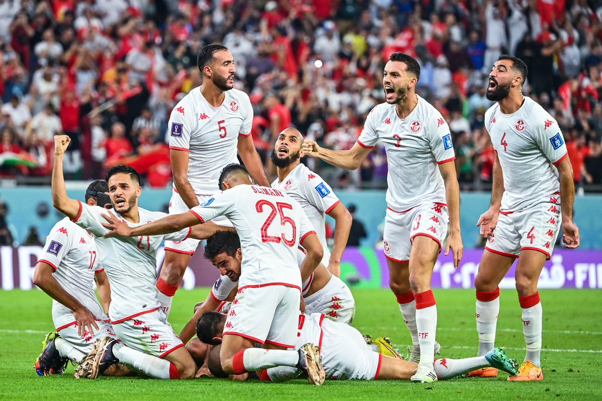 ActuFoot_'s tweet photo. 🚨🚨 LES PAYS AFRICAINS ONT INFLIGÉ À LA FRANCE 🇫🇷 50% DES DÉFAITES QU'ELLE A SUBIES EN COUPE DU MONDE AU 21e SIÈCLE (HORS TIRS AU BUT) !!!! 😳

3/6. 👇

❌ 2022 : DÉFAITE 1-0 vs Tunisie 🇹🇳 
❌ 2010 : DÉFAITE 2-1 vs Afrique du Sud 🇿🇦
❌ 2002 : DÉFAITE 1-0 vs Sénégal 🇸🇳 

Les Bleus 🇫🇷 affrontent le Maroc 🇲🇦 jeudi, en quarts de finale de la Coupe du Monde.

📊 @OptaJean