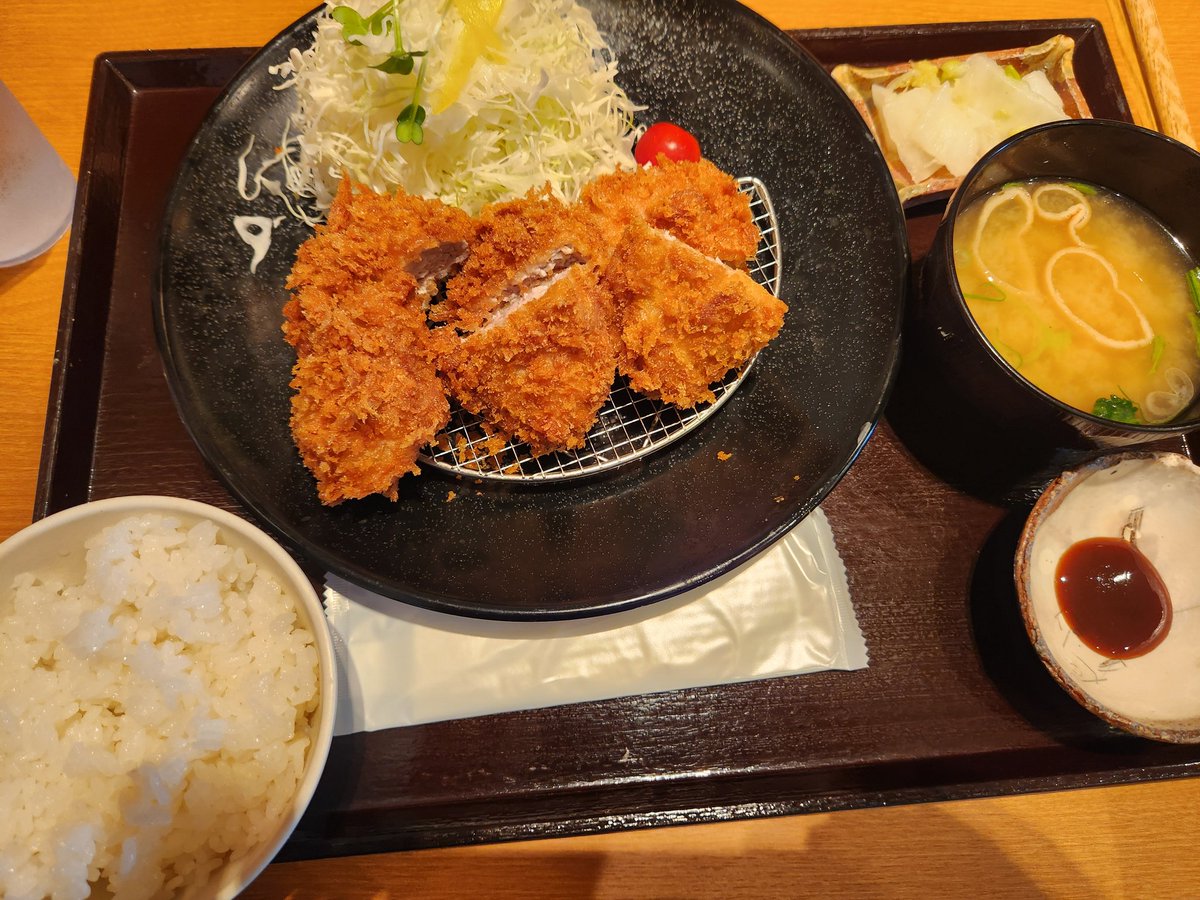 peco_ch's tweet photo. ボーナスでコスメ爆買いしてパフェ食べて自分を甘やかしたけど明日すぐに萎びると思う https://t.co/blJBNLfJ2h