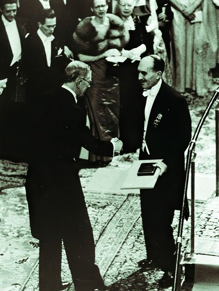 PicturesUssr's tweet photo. Soviet physicist and chemist Nikolai Semyonov receives the Nobel Prize from King Gustaf VI of Sweden on December 10, 1956. https://t.co/2ATFwX6Yv8