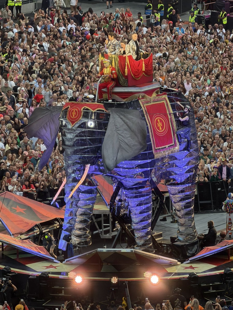 staceyauld13's tweet photo. Take That, you were absolutely amazing last night.. What a show! 😮‍💨👏  #ThatThat #Aviva #Dublin https://t.co/bi3C07t43z