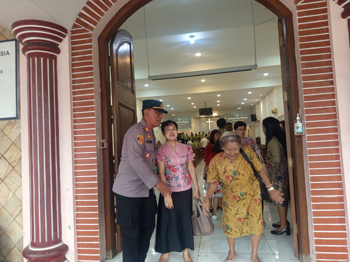 HumasPolsekPat4's tweet photo. Polsek Pataruman Polres Banjar menggelar Kegiatan Program Minggu Kasih di Gereja kristen Indonesia (GKI)  Jl. Kantor Pos No. 56 Kel. Hegarsari Kec. Pataruman Kota Banjar pada Hari Minggu Tanggal 05 Juli 2026, Kegiatan Tersebut dipimpin langsung oleh AKP HADI WINARSO, S.Sos.,M.H, https://t.co/oprG24dxYt