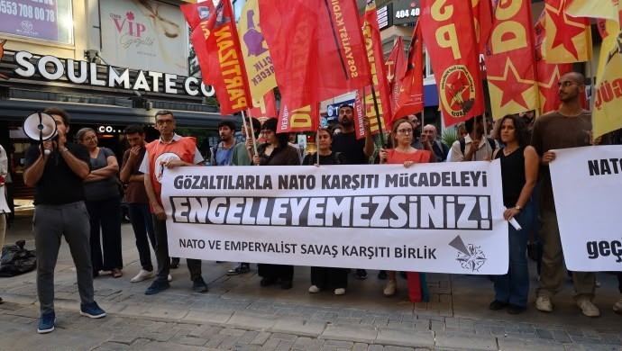 PartizanMerkz10's tweet photo. Haftalardır genişleyen siyasi operasyon ve yasaklamalarla  NATO karşıtı mücadele bastırılmaya çalışılmaktadır. Ancak gözaltılarla ve tutuklamalarla bu mücadeleyi engelleyemezsiniz!
Emperyalistler yenilecek, direnen halklar kazanacak!
NATO'nun Türkiye dişlisini kırmak için ileri! https://t.co/Yr2bWsGgFQ