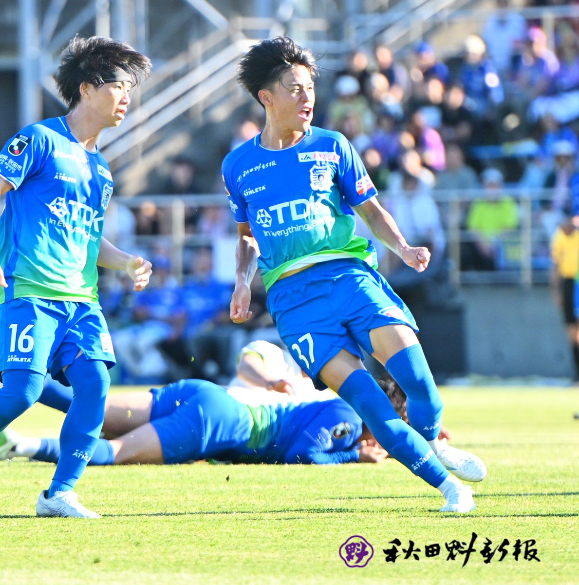 skgk_BBtansub's tweet photo. 自身の強みを「攻守のハードワークとチャンスメーク」と語る #田中純 選手。藤枝戦でも鋭いクロスやシュートを放って可能性を感じさせました。
試合後には、#吉田謙 監督から直接指導される姿も。「成長していける助言をもらった。日頃の練習で意識的に取り組みたい」
#ブラウブリッツ秋田 #秋田魁新報 https://t.co/AeBkRhsTSA