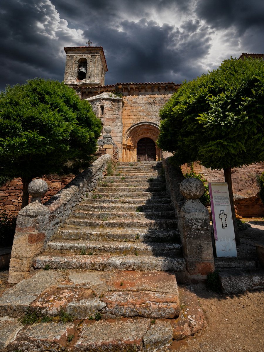 Soriaestademoda's tweet photo. Romanillos de Medinaceli con un toque de fantasía; uno de los pueblos sorianos que termina por todo lo con una portada románica de categoría 🤎

#romanillos #romanico #soriaestademoda #turismo #soria @CyLEsVida https://t.co/4IIcyDiUGy