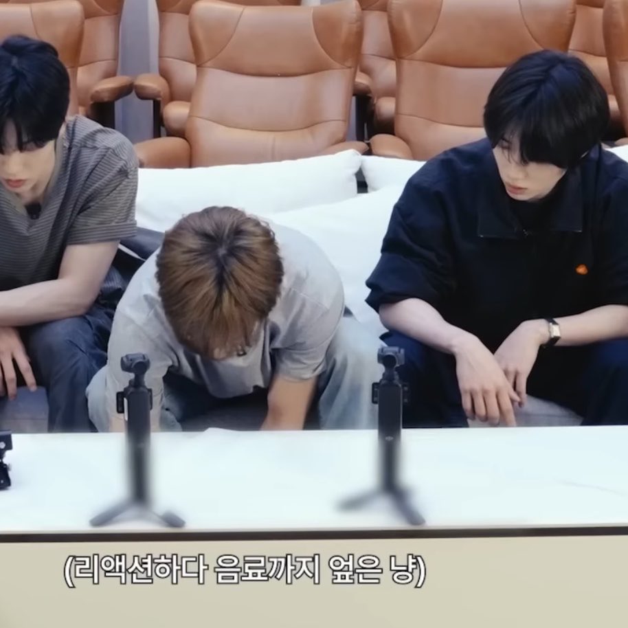 thtottot's tweet photo. 너무열심히리액션해서 아까꿀떡꿀떡마시던 음료까지쏟음..
아어떡해사고뭉치냥동생 https://t.co/Kuwjh2ict9