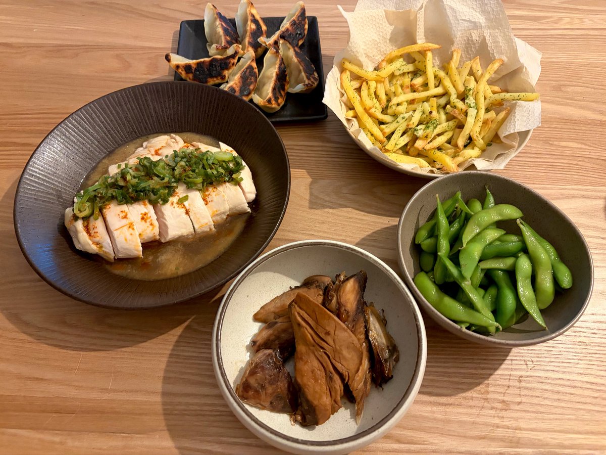_________m89's tweet photo. 今日の夜ごはん、おうち居酒屋
◻︎神戸牛ぎょうざ
◻︎よだれ鶏
◻︎ぶりのあら煮
◻︎フライドポテト
◻︎枝豆
最近魚のあらを煮ること多め
よだれ鶏も完璧な柔らかさ https://t.co/o4hwA9Hhil
