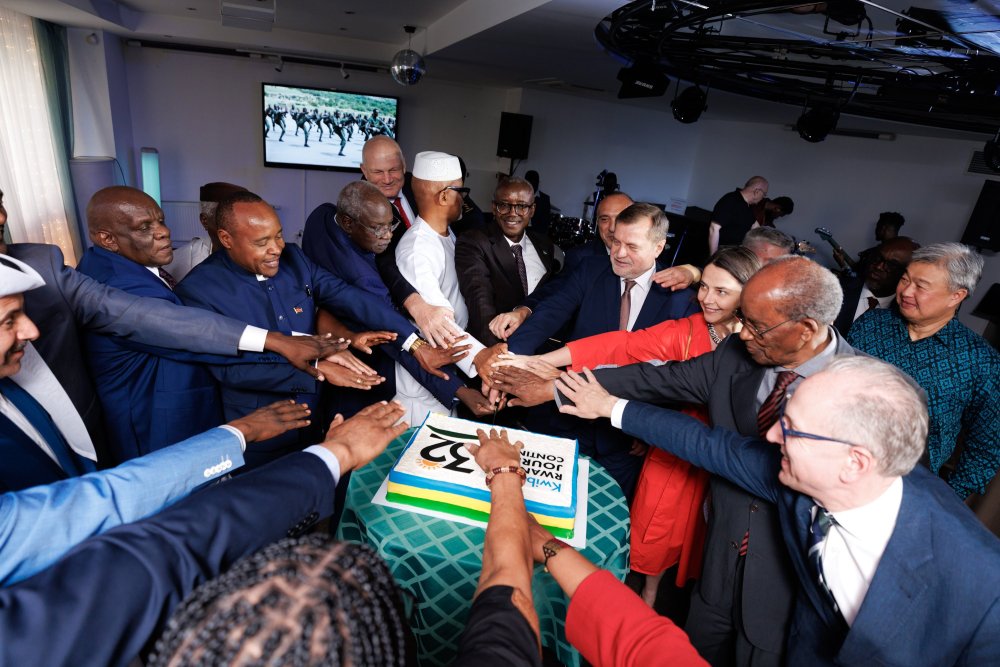 IGIHE's tweet photo. Abanyarwanda batuye mu Burusiya no muri Belarus bifatanyije n’u Rwanda kwizihiza ku nshuro ya 32 Umunsi wo Kwibohora, hibandwa ku iterambere Igihugu kimaze kugeraho nyuma yo guhagarika Jenoside yakorewe Abatutsi no kongera gushimangira umubano n’amahanga.

➡️https://t.co/1zikvl0Myh
✍️@LeonidasLucky1