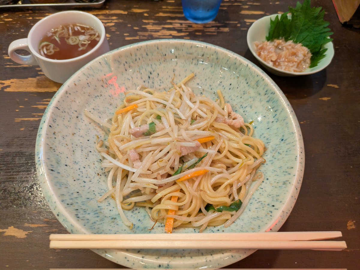 take_for's tweet photo. 作る気力がなくなったので、とある町中華で夕食をば。。(存在は知ってたけど初めて来たぜ)
…スタッフに結構ガチなサウナーさんがいらっしゃるのかな？

太麺塩焼きそばと茹で餃子、梅ナンコツ。どれも美味しい🥰
ごちそうさまー https://t.co/Im7rSMZIKi
