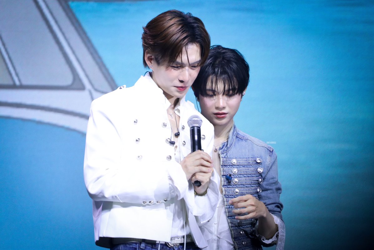 beveris_79's tweet photo. คงคิดถึงพวกนายแย่เลย ต้นฟ้า ไต้ฝุ่น😭🤍

LAST MEMORY WITH FOUREVER YOU 
#FoureveryouFarewellParty
🦫🌱– #bbverpj #tonliewmtp ꕤ
#บีเวอร์ต้นหลิว #BeverTonliew https://t.co/unclskzMBg