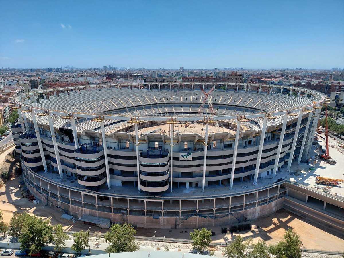 asanchez_vcf's tweet photo. Los estadios cambian mucho por dentro y fuera. El exterior del Metropolitano tampoco es que sea una maravilla y los rojiblancos están encantados. 
No es el Mestalla soñado, pero tampoco es una ruina. https://t.co/grktySALNf