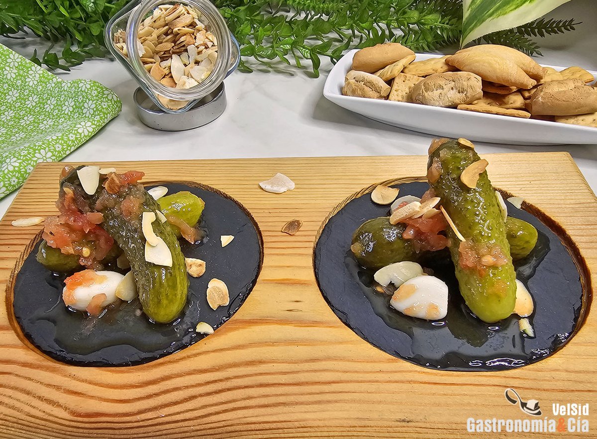 Gastronomiaycia's tweet photo. Recetas con pepinillos: 12 ideas fáciles para platos frescos, sabrosos y llenos de contraste: Los pepinillos no sólo son un aperitivo o un acompañamiento para hamburguesas y bocadillos. Su acidez, su textura… https://t.co/kFVnEtNLVG #Aperitivos #Entrantes #encurtidos #pepinos https://t.co/DeGB36l8J4