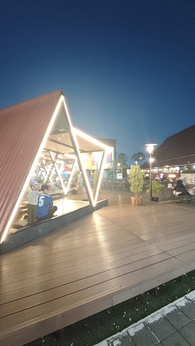 moneeey___'s tweet photo. Masih jadi mall Indo terbaik karna bisa ngasih spot rebahan🛌 https://t.co/0NFxhqn8TK