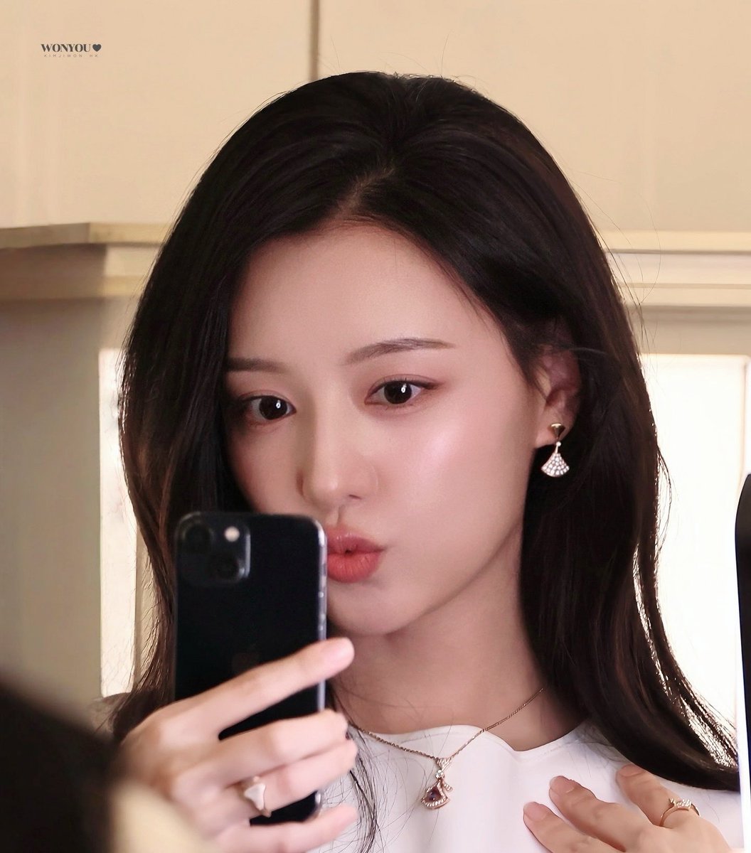 miso271's tweet photo. 셀카 찍는 초미녀 김지원 ..
작은 얼굴에 꽉찬 이목구비 진짜 말도안되네 https://t.co/r01BVKZEdu