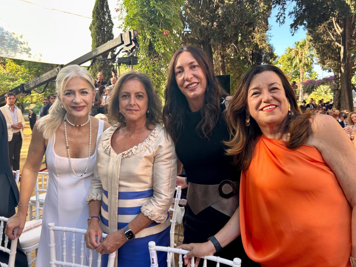loleslopez's tweet photo. ¡Enhorabuena, @JuanMa_Moreno!

​Qué acto de investidura tan emotivo para dar inicio a esta nueva legislatura. 

Te deseo el mayor de los éxitos y aciertos. Tu compromiso con #Andalucía es firme: seguir construyendo una tierra más próspera y llena de oportunidades. https://t.co/3TRPgGfP6g