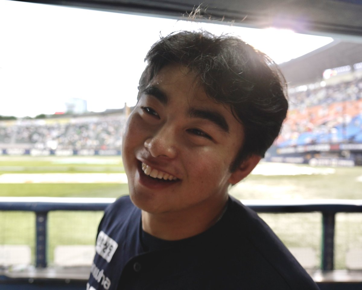 eaglesmeng's tweet photo. 이거 보니까 문현빈 작년 가을야구 첫날 개비장하게 출근했는데 우취돼서 얼굴에 심술보 레전드로 붙었던거 생각남ㅋㅋㅋㅋ 오늘은 개활짝😁 https://t.co/heOd6oNZRq