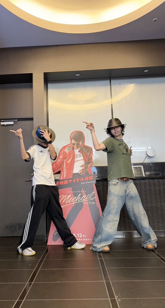 bmsg_trainee's tweet photo. ⸜ ✉️ #LETTER_FROM_HAL ✨ ⸝

YUTA君、RAIKI君、KEI君と映画『Michael／マイケル』を観に行きました！
上映中ずっと音楽に乗りながら全員で楽しみました！
最高でした！
ポップコーンハットもゲットできて、YUTA君と一緒にマイケルポーズもできて大満足ですわ。

#HAL #YUTA #KEI #RAIKI
#BMSGTRAINEE #BMSG