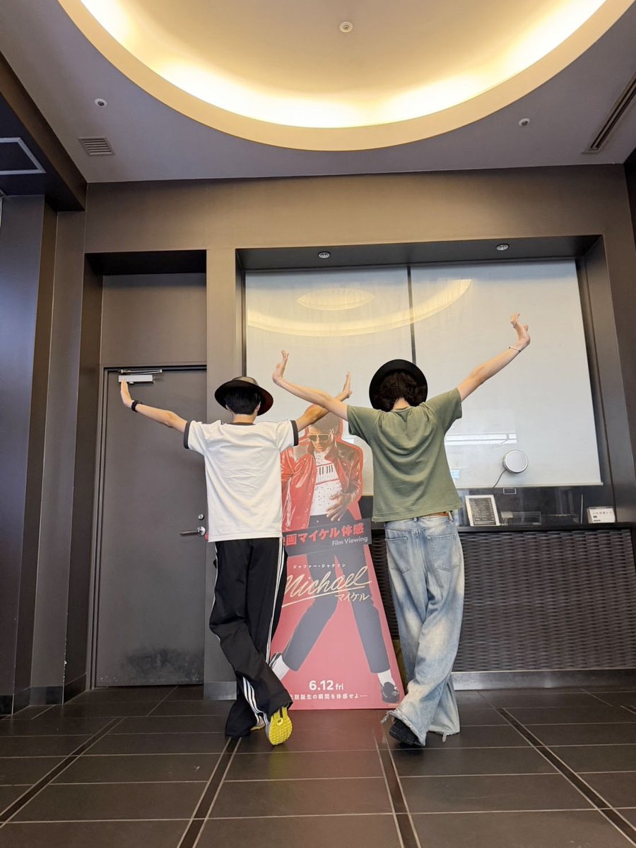 bmsg_trainee's tweet photo. ⸜ ✉️ #LETTER_FROM_HAL ✨ ⸝

YUTA君、RAIKI君、KEI君と映画『Michael／マイケル』を観に行きました！
上映中ずっと音楽に乗りながら全員で楽しみました！
最高でした！
ポップコーンハットもゲットできて、YUTA君と一緒にマイケルポーズもできて大満足ですわ。

#HAL #YUTA #KEI #RAIKI
#BMSGTRAINEE #BMSG