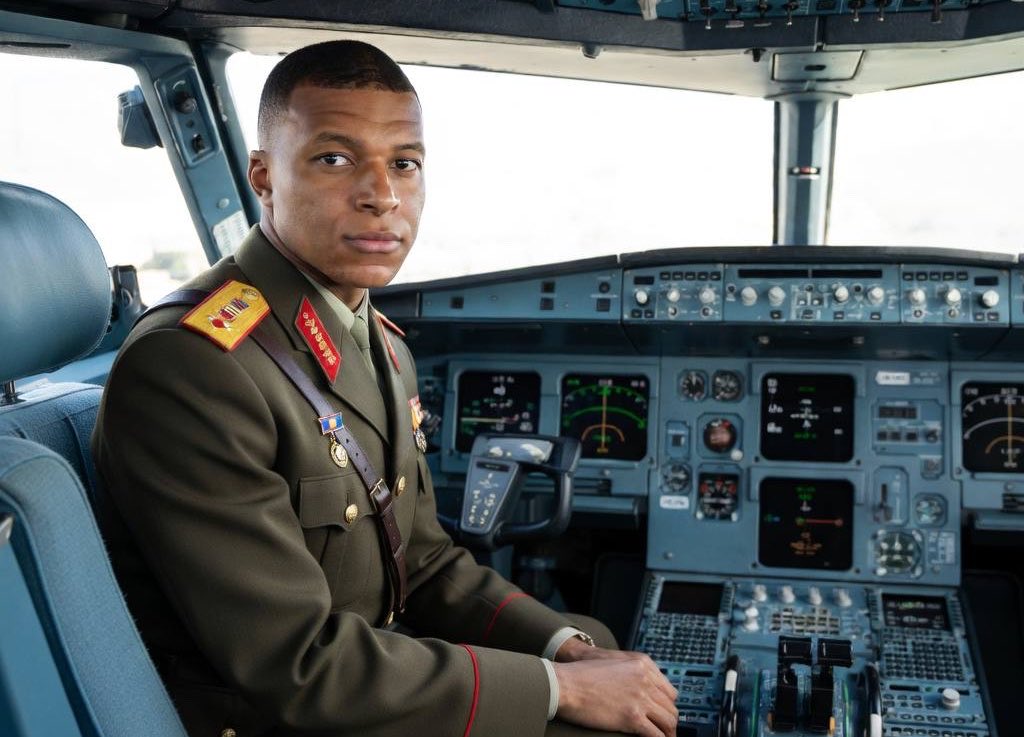Pediavenir's tweet photo. ✈️🇫🇷 INSOLITE – Kylian Mbappé a raccompagné les Paraguayens chez eux après leur défaite contre la France. https://t.co/6UOx7laT0Q
