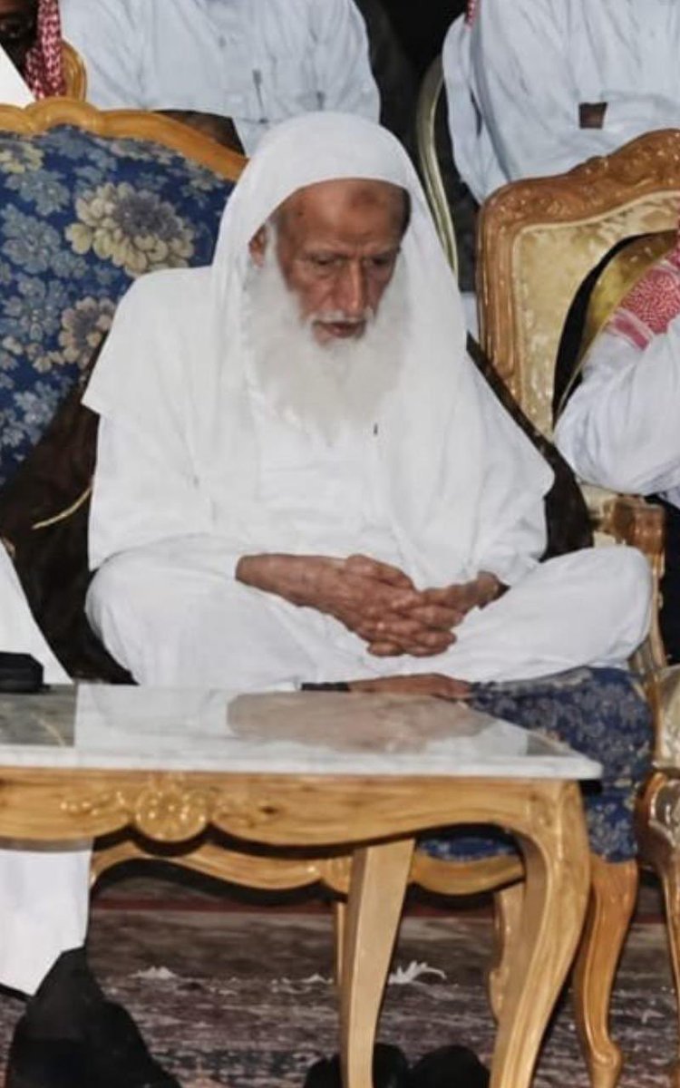 MohamadAldahom's tweet photo. أزهد وأعلم أهل الأرض بعد الشيخ ابن باز رحمه الله.
هو الشيخ ابن عثيمين رحمه الله

قلت له مرة : أريد منك وصية  ؟
فقال لي :
عليك بالإكثار من تلاوة القرآن
وقيام الليل
والصبر 
فإن الطريق طويل ويحتاج للصبر.

اللهم اغفر له وارحمه واجمعنا به في الفردوس الاعلى .

العالم الزاهد العابد التقي ابن عثيمين 👇🏻