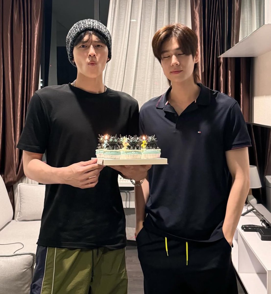 hamburggers's tweet photo. ก็ยังไม่ลืมที่จะคงคอนเซป ภูวินหลับตาตั้งแต่อายุ22ยันอายุ23 ปอนด์โว้ย55555555555555555555555555 https://t.co/d5iUaiRMeK