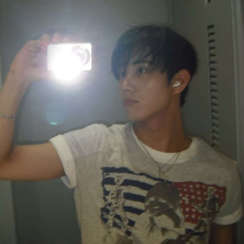 jijiseobsos's tweet photo. how does pinterest see you?  
☆ kpop idol 
☆ tattoo
☆ nails 
☆ outfit https://t.co/bDPfVecLf5