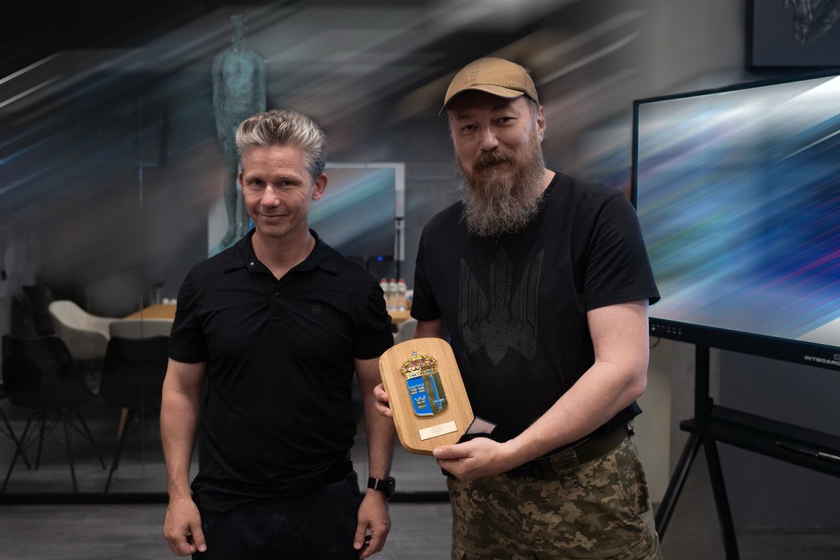 PlJonson's tweet photo. Krigets utveckling syns i Ukrainas Unmanned Systems Forces. Inspirerande att träffa Robert Brovdi med anropsnamnet Magyar. Som befälhavare för styrkorna visar han hur snabbt innovation kan omsättas i militär effekt på slagfältet när tempo är avgörande varje dag. (1/3) https://t.co/Xx8uFQYdE4