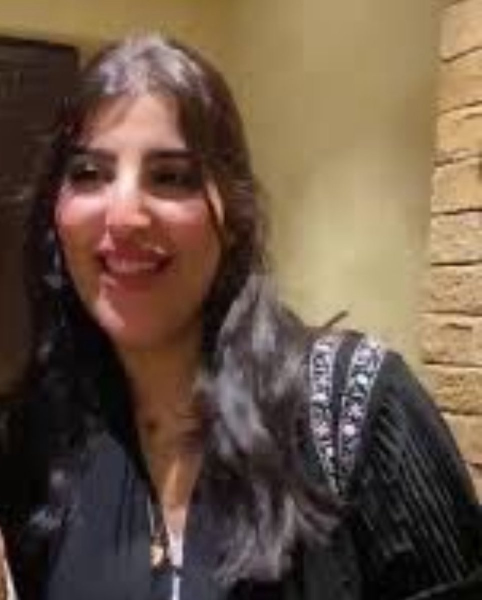 SH9z99's tweet photo. صح مفروض نطبل لملامح ام قحره وبعدين فهده بنت عمكم والا عشان لونها مايناسبكم بالتسويق مهووسات فلاتر الصين وخلطات الهيدروكينون 🤣 https://t.co/R4JL3Gbgpx