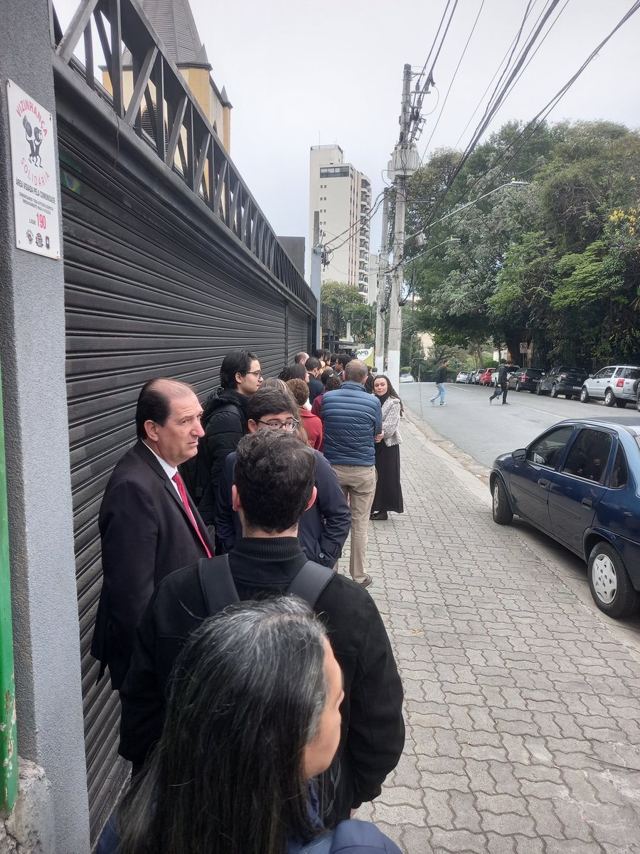 JulianoRdeSous1's tweet photo. Priorado Pe. Anchieta. São 8h20 e essa é a fila para a Missa das 9h.

Assim como foi na semana santa, a tendência é de que a quantidade de pessoas que procure a FSSPX tende a aumentar. https://t.co/t7WyGsAbHY