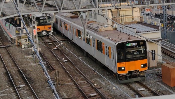 FOLON4734's tweet photo. これだと50000型と50070型の見分けがほぼ分からない件について

※車番を除いて1箇所だけハッキリしているところがあります

#東武東上線 https://t.co/cuZ4ScfOSp