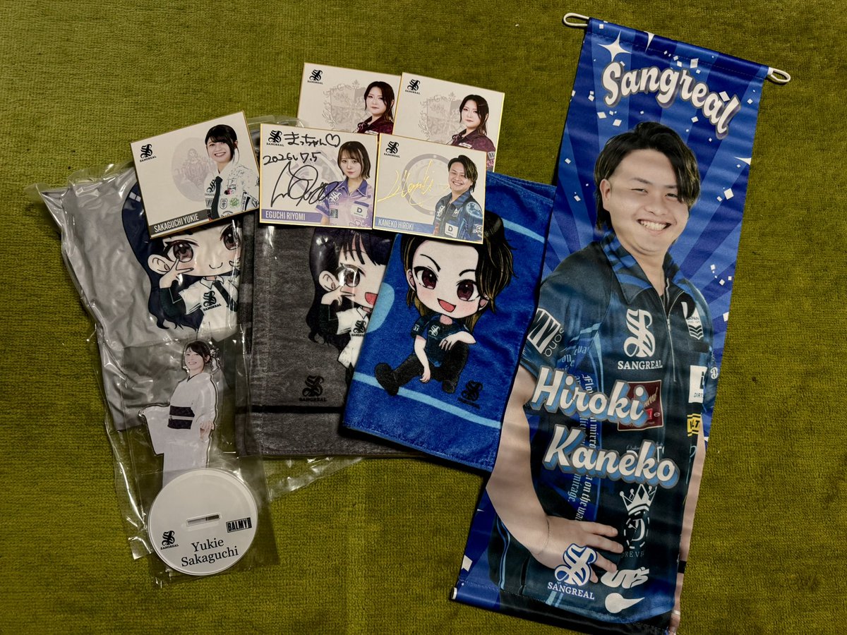 kenjifct's tweet photo. 欲しいところはしっかりGETです。

横に拓輝さんがいてBIGアクスタをGETした時に『優希恵ちゃんで』って言った時はさすがに自分でも「人の心とか無いんか」って思いました。。。

今回はすみません笑 https://t.co/Ubo5QzXj0g