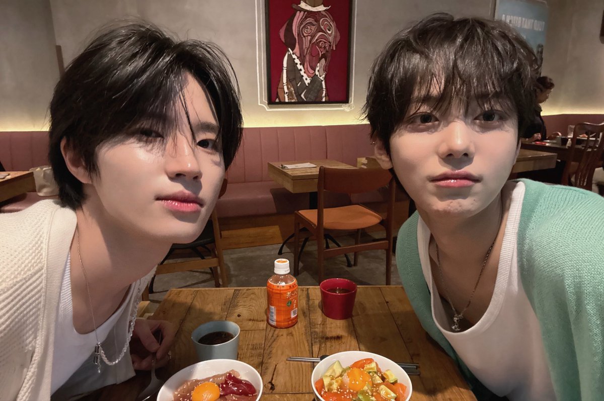 _sokyuteboy's tweet photo. 対照的な顔立ちなようで
纏っている雰囲気は似てるし
BLっぽいのに一般的な立場と逆そうなのがいい（？） https://t.co/xppscU8vnH