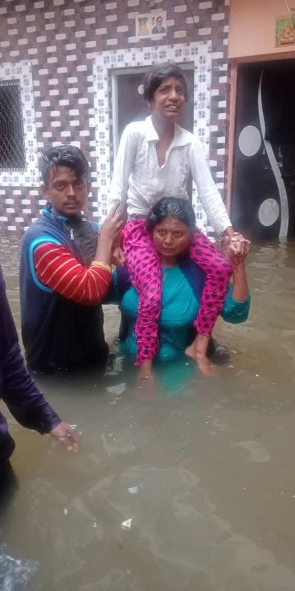 andharesushama's tweet photo. रितूजी, 

सुषमा अंधारे एसीत बसून काम करणाऱ्यांपैकी नाही. गेली 20 वर्ष ऑन फिल्ड आहे. 
       फक्त फरक एवढाच आहे की, फावल्या वेळात तुम्ही काम करत असताना तुमच्याकडे डोक्यावर छत्री धरायला तुमचे रील्स काढायला चिक्कार सेवेकरी सोबत आहेत.
       आम्ही पदर खोचून खांद्याला खांदा लावून स्वतः फील्ड मध्ये उतरतो. 
     त्यामुळे माझ्यावर बोलण्यात वेळ घालवण्यापेक्षा तुमच्या नाकर्तेपणाचे अजून किती बळी मुंबईत जाणार आहेत त्याकडे जरा लक्ष द्या... ! 
         @TawdeRitu