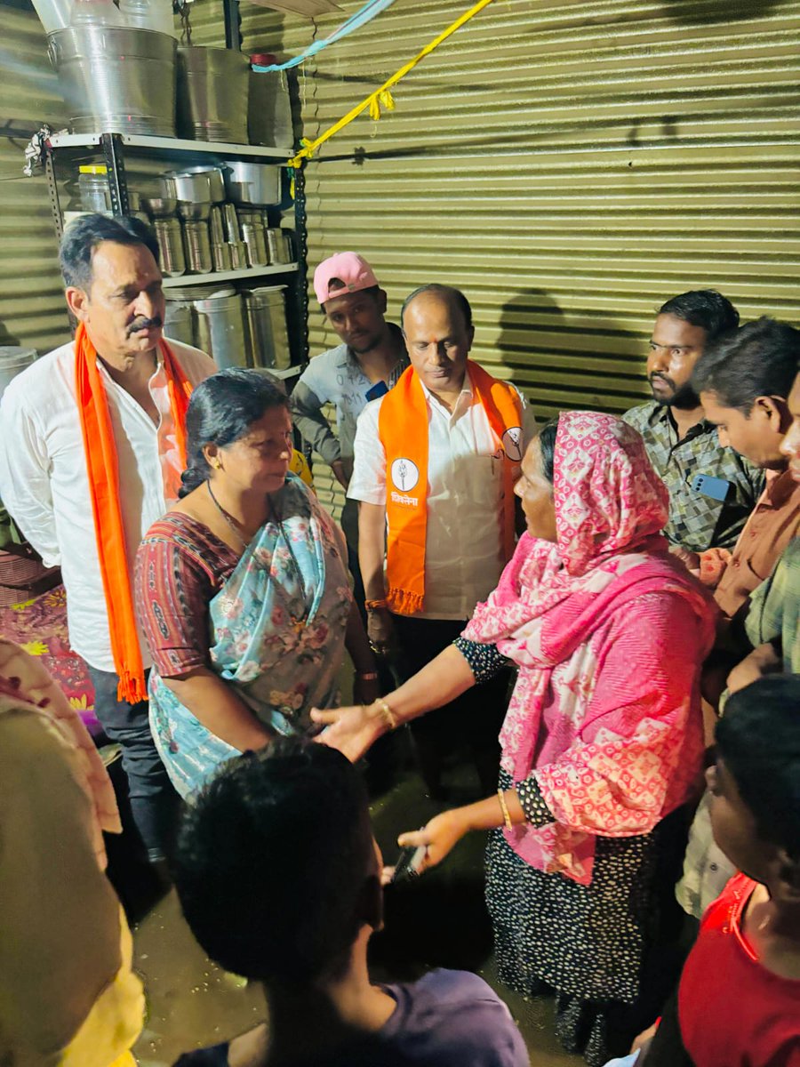 andharesushama's tweet photo. रितूजी, 

सुषमा अंधारे एसीत बसून काम करणाऱ्यांपैकी नाही. गेली 20 वर्ष ऑन फिल्ड आहे. 
       फक्त फरक एवढाच आहे की, फावल्या वेळात तुम्ही काम करत असताना तुमच्याकडे डोक्यावर छत्री धरायला तुमचे रील्स काढायला चिक्कार सेवेकरी सोबत आहेत.
       आम्ही पदर खोचून खांद्याला खांदा लावून स्वतः फील्ड मध्ये उतरतो. 
     त्यामुळे माझ्यावर बोलण्यात वेळ घालवण्यापेक्षा तुमच्या नाकर्तेपणाचे अजून किती बळी मुंबईत जाणार आहेत त्याकडे जरा लक्ष द्या... ! 
         @TawdeRitu